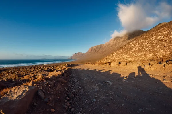 Strand Van Famara Schilderachtig Landschap Met Vuile Weg Bergen Lanzarote — Stockfoto