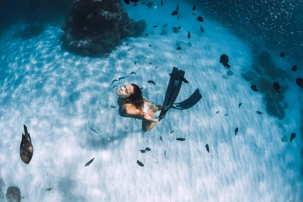 지느러미를 잠수부 소녀가 대양에 열대어와 바닥을 활공하고 — 스톡 사진