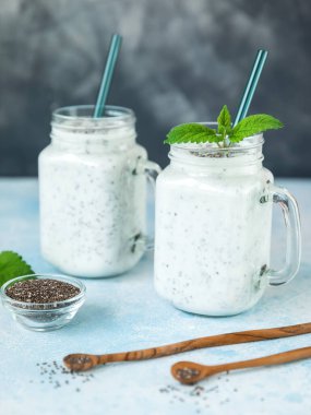 Chia tohumlu sağlıklı yoğurt veya smoothie, vejetaryen yiyecekler, diyet ve sağlık konsepti