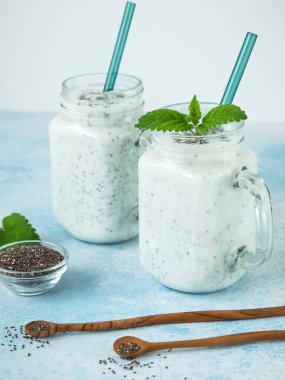 Chia tohumlu sağlıklı yoğurt veya smoothie, vejetaryen yiyecekler, diyet ve sağlık konsepti
