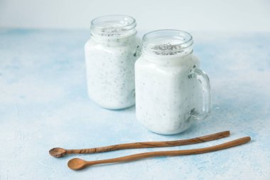 Chia tohumlu sağlıklı yoğurt veya smoothie, vejetaryen yiyecekler, diyet ve sağlık konsepti