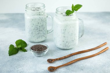 Chia tohumlu sağlıklı yoğurt veya smoothie, vejetaryen yiyecekler, diyet ve sağlık konsepti