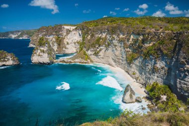 Nusa Penida adasında mavi okyanusu ve uçurumu olan tropik elmas plajı