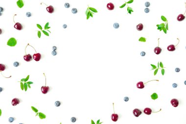 Beyaz arka planda izole edilmiş nane yapraklı kiraz ve yaban mersini. Üst Manzara. Düz uzanan yaz çerçevesi