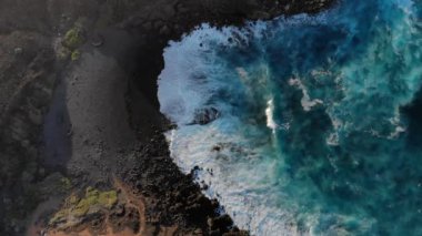 Lav kayalıkları ve dalgalı okyanus manzarası. Lanzarote, Kanarya Adaları.