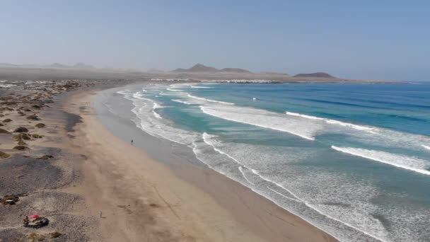 Widok Lotu Ptaka Plaży Famara Oceanem Falami Lanzarote Wyspy Kanaryjskie — Wideo stockowe