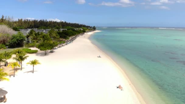 Tropikalna Plaża Morne Wyspie Mauritius Plaża Palmami Błękitnym Przezroczystym Oceanem — Wideo stockowe