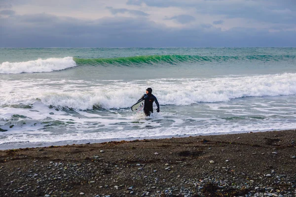 2019 우크라이나 해변에 파도타기판 잠수복을 파도타기 — 스톡 사진