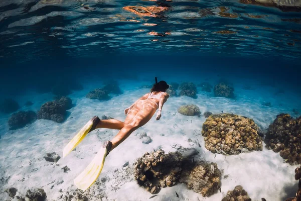 Donna Che Nuota Sott Acqua Con Pinne Gialle Nell Oceano — Foto Stock