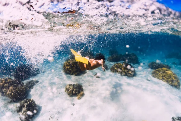 Úszik Víz Alatt Sárga Uszonyokkal Kék Óceánban Szabadúszó Vagy Búvárkodás — Stock Fotó