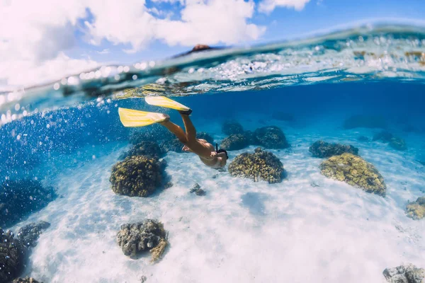 青い海に黄色のフィンで水中で泳ぐ女性 モーリシャスでのフリーダイビングやシュノーケリング — ストック写真