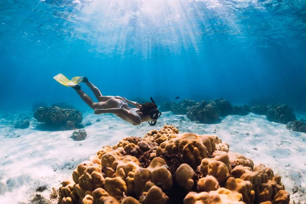 Woman Swimming Underwater Yellow Fins Blue Ocean Freediving Snorkeling Mauritius — Stock Photo, Image