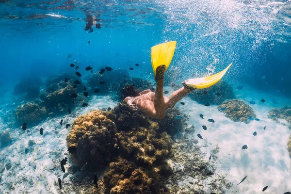 Vrouw Die Onder Water Zwemt Met Gele Vinnen Blauwe Oceaan — Stockfoto