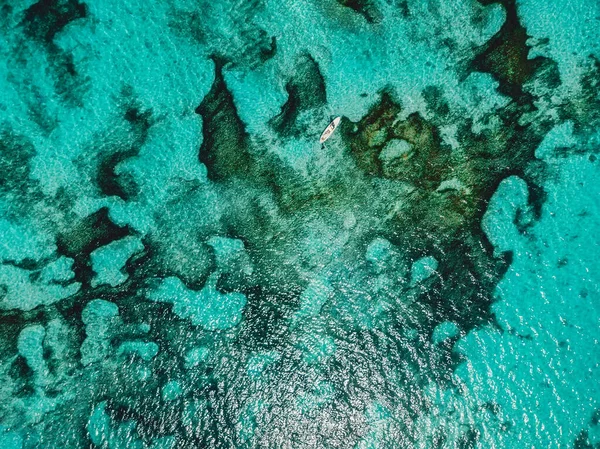 Γαλαζοπράσινα Νερά Του Ωκεανού Και Ψαράς Στο Σκάφος Εναέρια Άποψη — Φωτογραφία Αρχείου