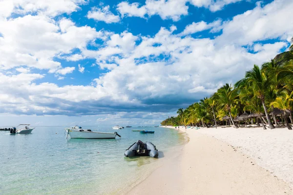 Luksusstrand Mauritius Gjennomsiktig Hav Med Båt Strand Kokospalmer Blå Himmel – stockfoto