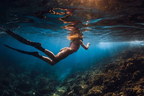 Jeune Femme Apnée Avec Des Nageoires Glisse Des Rayons Soleil — Photo