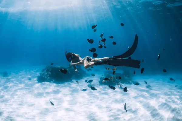 Ragazza Apneista Bikini Con Pinne Scivola Sott Acqua Blu Oceano — Foto Stock