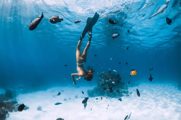 Freediver Chica Bikini Con Aletas Desliza Bajo Agua Azul Océano — Foto de Stock