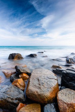 Bulut, gökyüzü, dağ, kayalar ve deniz arka planı