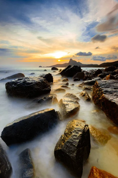 Bulut, gökyüzü, dağ, kayalar ve deniz arka planı