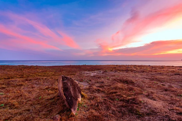 Günbatımının manzarası Denizde tepenin üstünde