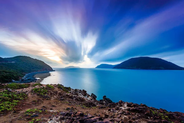 Güneşin doğuşunu denizdeki tepenin üstünde