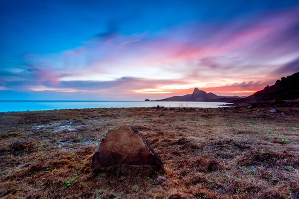 Günbatımının manzarası Denizde tepenin üstünde