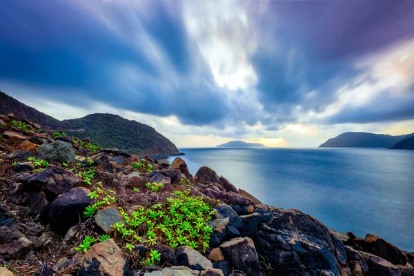 Güneşin doğuşunu denizdeki tepenin üstünde