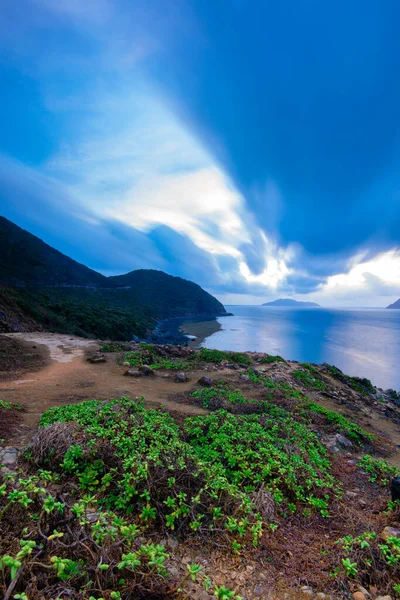 Güneşin doğuşunu denizdeki tepenin üstünde