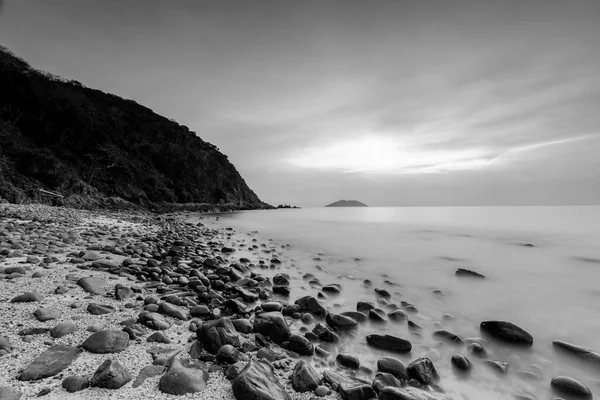 Plaj manzarası siyah beyaz