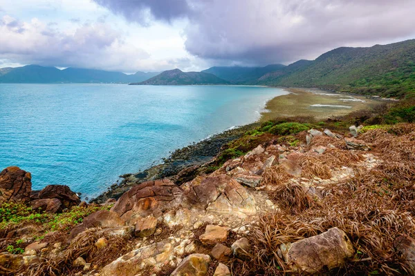 Dağ ve denizin güzel manzarası