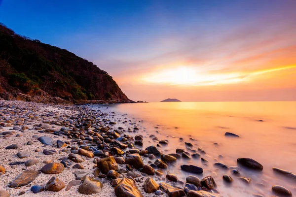 Denizde gün batımının manzarası