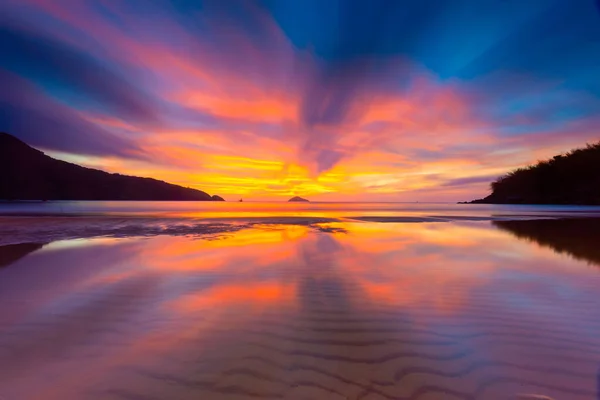 Denizde gün batımının manzarası