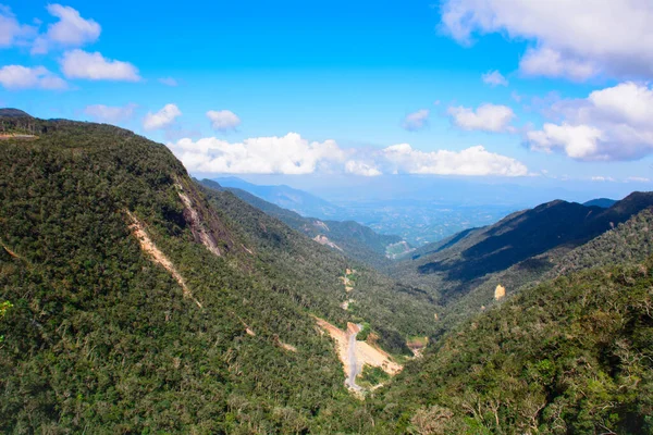 Dağ ve bulutların manzarası