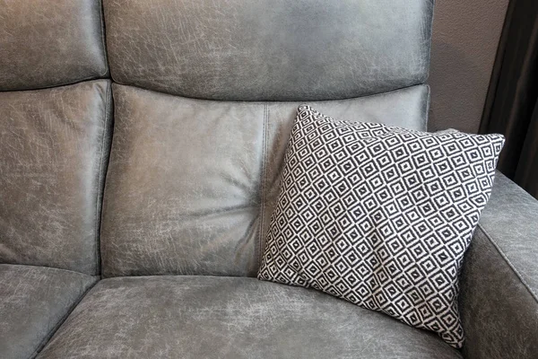 Abstrait de Canapé en cuir gris et oreillers noir et blanc dans la texture de fond du salon moderne — Photo
