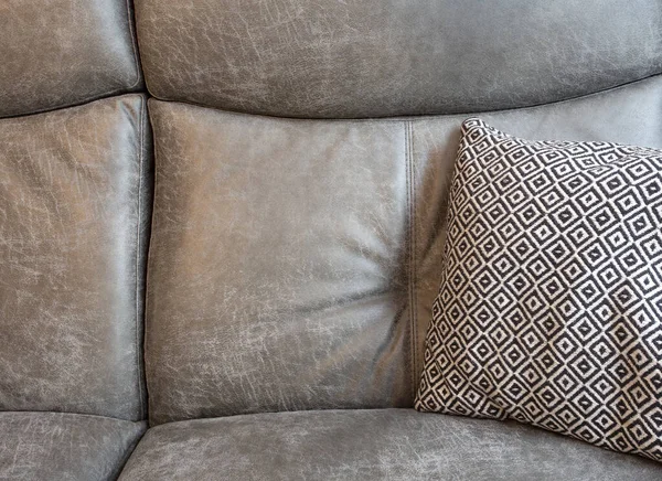 Resumen de Sofá de cuero gris y almohadas en blanco y negro en la textura moderna del fondo de la sala de estar — Foto de Stock
