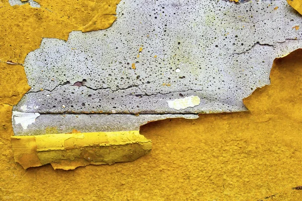 Parede de concreto com amarelo, laranja descascamento pintura velho rachado danificado áspero brilhante fundo textura — Fotografia de Stock