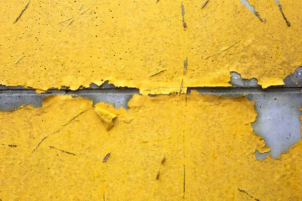 Parede de concreto com amarelo, laranja descascamento pintura velho rachado danificado áspero brilhante fundo textura — Fotografia de Stock