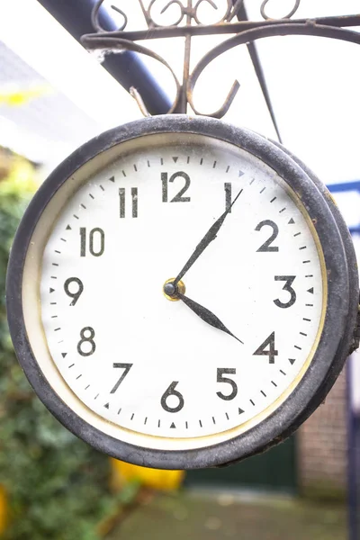 Antika bir saat dışarıda asılı, bir evin duvarında asılı. — Stok fotoğraf