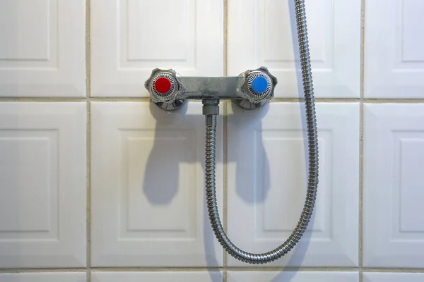 Robinet de douche bouton tournant, bleu pour le froid et rouge pour la chaleur boutons génériques pour ajuster la température de l'eau dans la salle de bain . — Photo