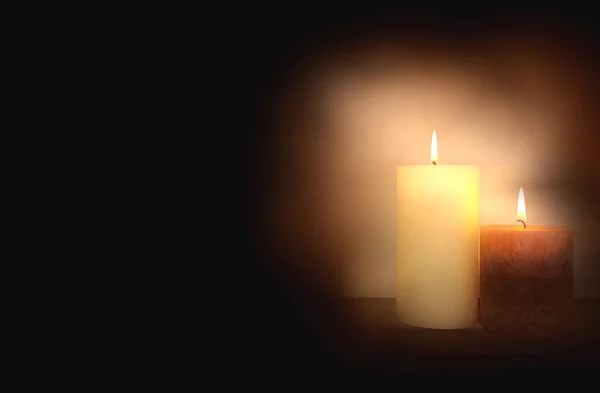 Duas velas brilhantemente acesas na sombra escura, espaço para texto romântico fundo conceito colorido — Fotografia de Stock