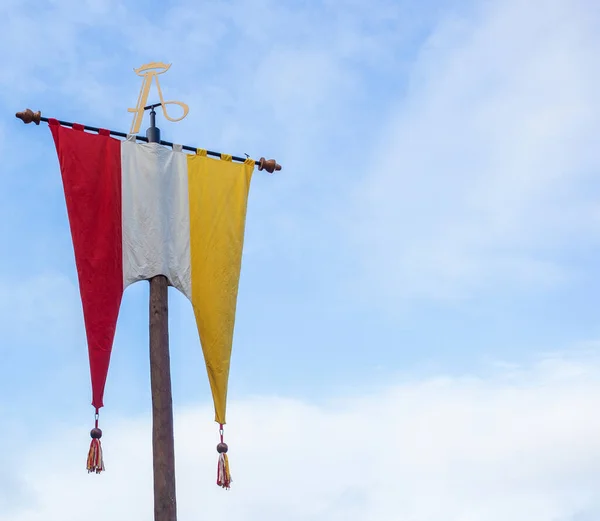 Bandera holandesa del festival tradicional Llamada Carnaval sHertogenbosch, Oeteldonk en el cielo azul, rojo, blanco y amarillo —  Fotos de Stock