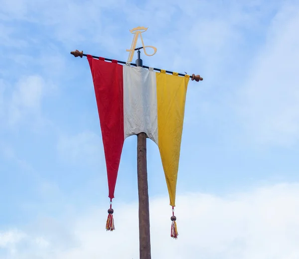 Bandera holandesa del festival tradicional Llamada Carnaval sHertogenbosch, Oeteldonk en el cielo azul, rojo, blanco y amarillo —  Fotos de Stock