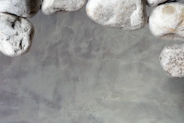 Pared de aspecto concreto con textura de fondo de piedras blancas, espacio de diseño moderno grueso para texto — Foto de Stock