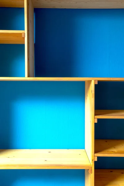 Étagères de rangement en bois avec fond mural bleu maison intérieure moderne — Photo