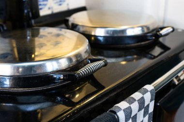 Eski mutfak ahşap soba, antika dizayn, yakın plan demir soba.