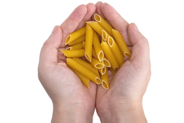 Hand hålla några rå okokt penne pasta isolerad på vit bakgrund — Stockfoto