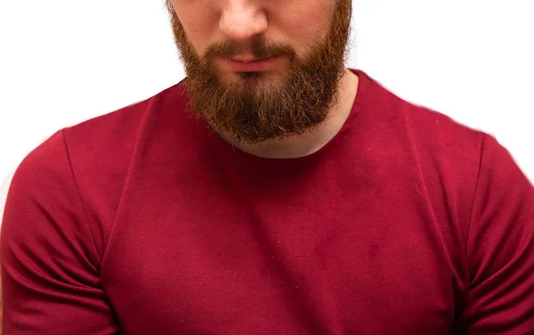 Retrato youn hombre con barba naranja marrón desordenado y bigote y cabello desordenado. hipster barbudo sobre fondo blanco aislado con camisa roja en . — Foto de Stock