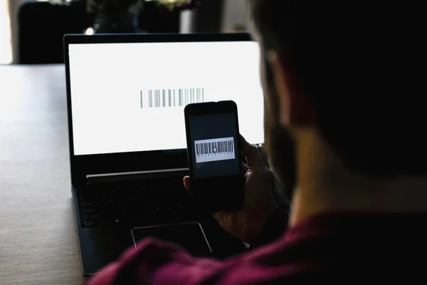 Scansione della persona con telefono cellulare, codice a barre sullo schermo di un computer, pagamento online moderno con smartphone app di scansione — Foto Stock