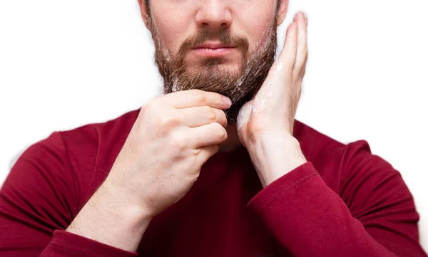 ひげ、健康の美しさとスキンケアの概念をリフレッシュするための髭の石鹸やシャンプーを持つ男。白を基調とした清潔で清新な — ストック写真